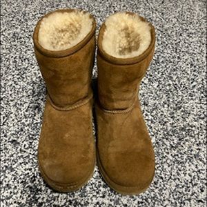 Kids unisex chestnut uggs size 2